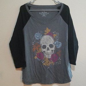 Gray shirt with skull and flowers